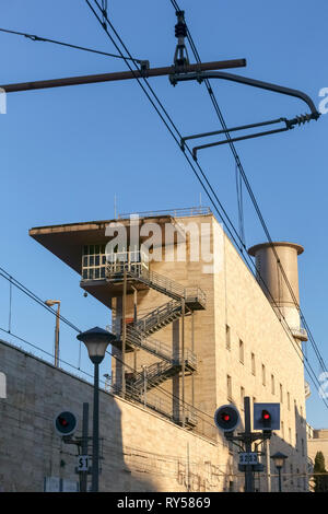 Bahnhof Termini (Stazione Termini) 1950. Alte Schiene Operating Center Tower. Elektrische Zuglinie über dem Fahrkontakt. Rom, Italien, Europa, EU. Stockfoto