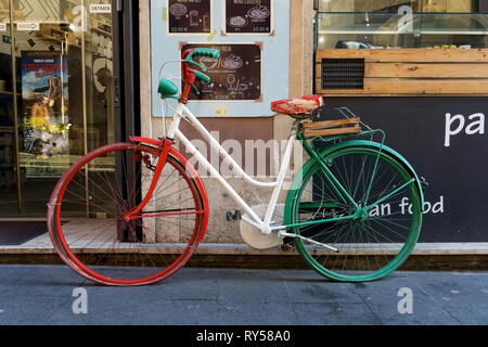 Italienisches Tricolor-Fahrrad vor einem Restaurant geparkt. Rom, Italien, Europa, Europäische Union, EU. Stockfoto