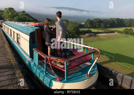 Narrowboat auf Pontcysllyte Aquädukt, Llangollen Kanal, Wrexham Wales.  MODEL RELEASED Stockfoto