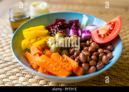 Eine lebendige vegan Buddha Schüssel mit buntem Gemüse und Hülsenfrüchte gefüllt Stockfoto