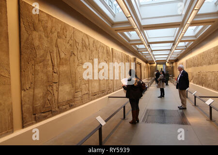 Die Neuassyrischen König Assurnasirpal II (883-859 v. Chr.) baute seine herrlichen Nordwesten Palast von Nimrud (jetzt im Nordirak). Die Inneneinrichtung bietet eine Reihe von bemerkenswerten steinerne Tafeln. Auf dem Display des British Museum. Stockfoto