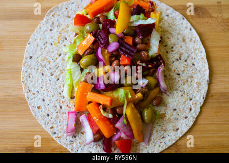 Farbenfroher, lebendiger, gesunder Salat in offener Verpackung. Vegan. Veganuary Stockfoto