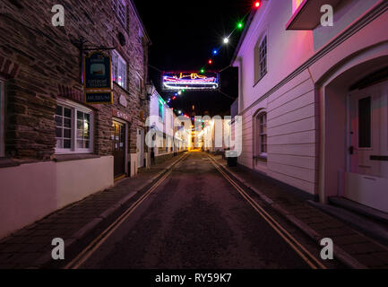 Salcombe Stadt an Weihnachten. Die am Meer gelegene Stadt erhält ganz oben gekleidet für Weihnachten. Stockfoto