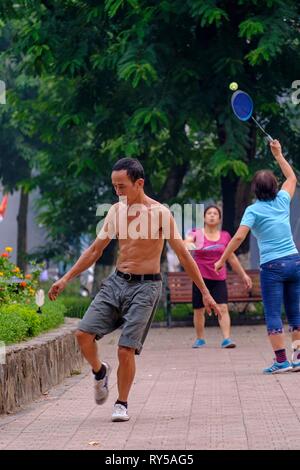 Vietnam, Hanoi, alte Stadt, Hoan Kiem See oder kleinen See, Menschen üben von Tai Chi und Gymnastik Stockfoto