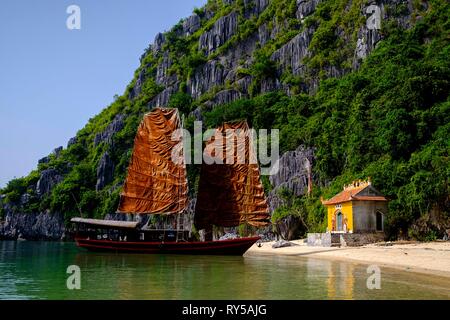 Vietnam, Ha Long Bay als Weltkulturerbe von der UNESCO, karstigen Felsen Stockfoto