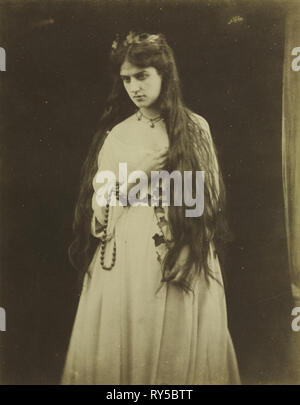 Mnemosyne (Marie Spartali, 1844-1927), 1868. Julia Margaret Cameron (British, 1815-1879). Eiweiß Drucken von nassen Collodium negativ; Bild: 29,4 x 23 cm (11 9/16 x 9 1/16 in.); verfilzt: 50,8 x 40,6 cm (20 x 16 in Stockfoto