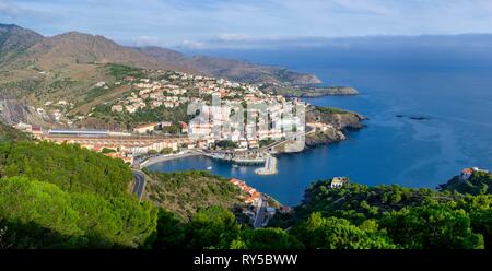 Frankreich, Pyrenees Orientales, Cote Vermeille, wandern von cerbere nach Llançà? Ein in Spanien auf dem Küstenweg, Cerbere Hafen am Fuß der Alberes massiv Stockfoto