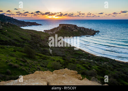 Schöne Ghajn Tuffieha Bay während des bunten Sonnenuntergang auf Malta Insel genommen. Schöne Landschaft im Süden von Europa. Stockfoto