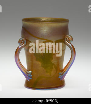 Three-Handled Becher, C. 1900. Tiffany and Company (Amerikanische), Louis Comfort Tiffany (American, 1848-1933). Favrile Glas; gesamt: 11,9 x 10,2 cm (4 11/16 x 4 Stockfoto