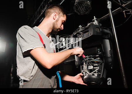 Die lichttechniker passt die Lichter auf der Bühne Stockfoto