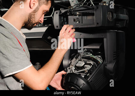 Die lichttechniker passt die Lichter auf der Bühne Stockfoto