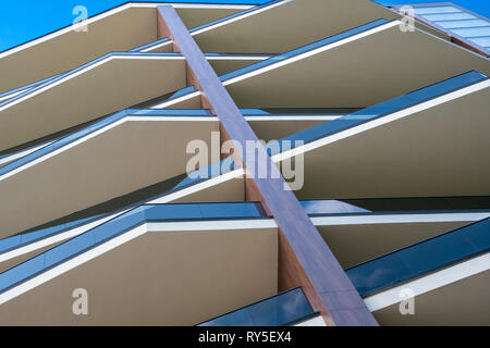 Modernes Gebäude. Modernes Bürogebäude mit Fassade aus Glas. Modernes Hochhaus Wolkenkratzer aus Stahl und Glas Architektur. Büro gebäude Exterieur Stockfoto