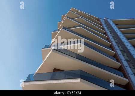 Teil der modernen Architektur Bau. Business Center modernes Bürogebäude mit Fassade aus Stahlbeton und Glas. Stahlbeton Stockfoto