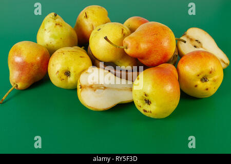 Close Up Birne organischen Reife Birnen Schüssel Schale Grün Stockfoto