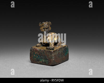 Chimera mit Dichtung, C. 3. Jahrhundert. China, der Östlichen Han-Dynastie (25-220). Bronze; gesamt: 1,8 x 1,2 cm (11/16 x 1/2 in. Stockfoto