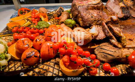 Gebratene Rippchen mit Tomaten und Chili close-up auf den Tisch. Stockfoto