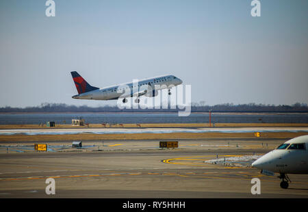 FEB 14, 2019 JFK NEW YORK, USA: Turbine eines modernen Verkehrsflugzeugs Passagierflugzeug Stockfoto