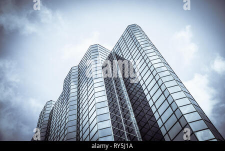 Abstrakte Diagonal Perspektive einer hoch aufragenden Downtown Wolkenkratzer aus Glas und Stahl mit Kopie Raum Stockfoto