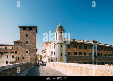 Rom, Italien. Menschen zu Fuß auf Pons Fabricius Brücke in der Nähe von San Giovanni Calibita Kirche Stockfoto