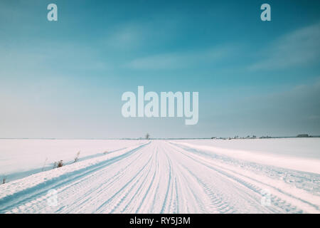 Verschneite Landschaft Straße im Winter sonniger Tag Stockfoto