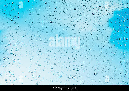 Wassertropfen auf Glas nach dem Regen Stockfoto