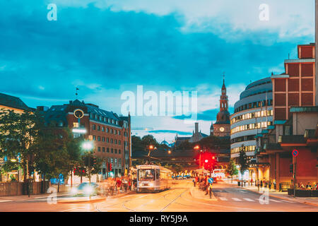 Oslo, Norwegen. Die Straßenbahn fährt von einem Anschlag auf Biskop Gunnerus Gate Street. Straße in Centrum Bezirk am Abend oder in der Nacht beleuchtung Stockfoto