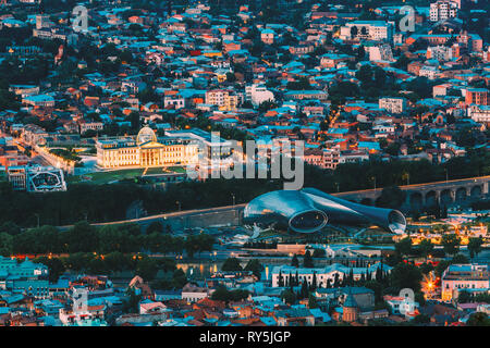 Tiflis Georgien. Luftaufnahme von Music Hall, Rike Park, avlabari Residence in Abend Beleuchtung Stockfoto