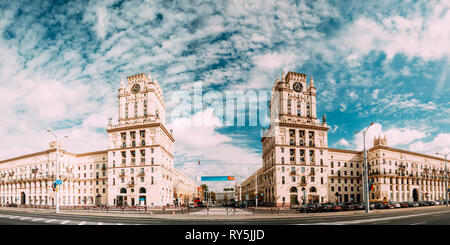 Minsk, Weißrussland. Zwei Gebäude, Türme symbolisieren die Tore von Minsk, Station Square. Überqueren der Straßen von Kirova und Bobruyskaya. Sowjetischen Erbe Stockfoto