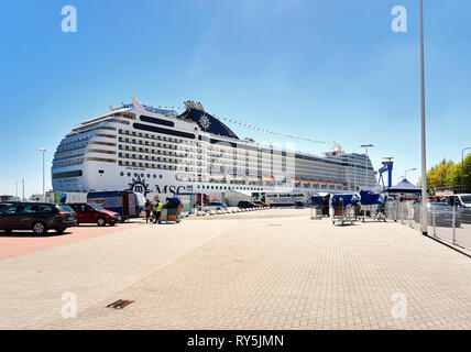 Rostock-Warnemünde/Deutschland - Mai 8., 2018: Blick auf Kreuzfahrtschiff MSC Orchestra in der Stadt Port beim Laden der Passagiere und Versorgung Stockfoto