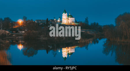 Gomel, Belarus. Panorama der Kirche des Hl. Nikolaus des Wonderworker In der Beleuchtung am Abend oder in der Nacht die Beleuchtung. Landschaft mit der orthodoxen Kirche des Hl. Stockfoto