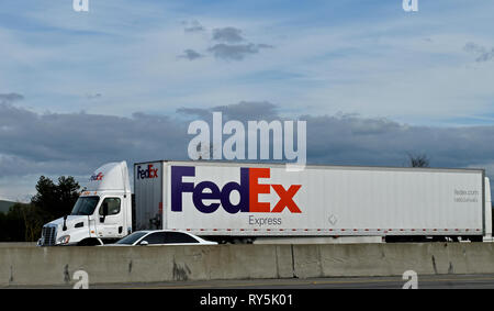 FedEx Lkw auf 880 Freeway über Alameda Creek in Union City California Stockfoto