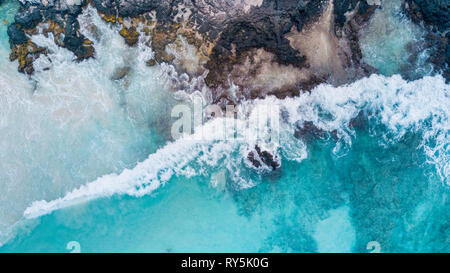 HAWAII, USA: drone Schuß von türkisblauem Meer Strand in Kua Bay, Big Island Stockfoto