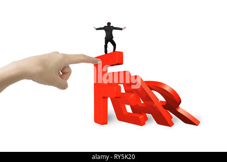 Große Frau Hand anhalten Domino der roten Angst Wort fallen, mit einem anderen kleinen Mann Balancing, isoliert auf Weiss. Stockfoto