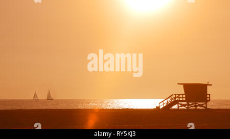 Orange Sonnenuntergang über dem Strand 2 Stockfoto