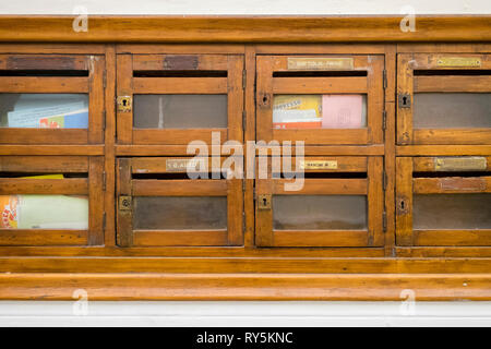 Schöne alte Holz Mailboxen in einer Wohnung Lobby in Florenz, Italien Stockfoto