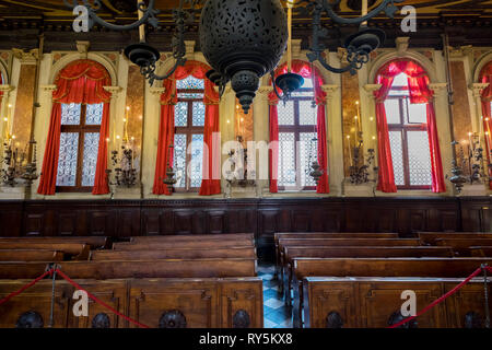 Sitzbank und Fenster mit Blick auf die jüdische Synagoge Scola Spagnola Ponentina o in Venedig, Italien. Stockfoto