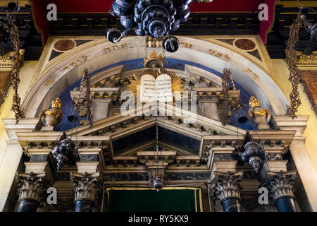 Die Zehn Gebote über den Bereich markieren der Jüdischen Synagoge Scola Spagnola Ponentina o in Venedig, Italien. Stockfoto