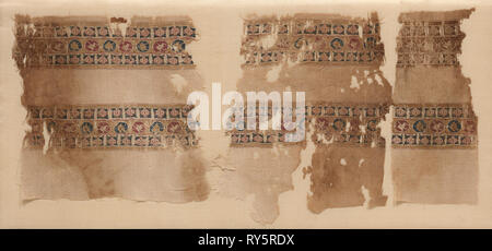 Fragment des Tiraz-Style Textil, 1100. Ägypten, Fatimidische Zeitraum, aus dem 12. Jahrhundert. Tabby Boden mit inwoven Gobelin Ornament; Leinen und Seide; gesamt: 21,2 x 50,5 cm (8 3/8 x 19 7/8 in Stockfoto