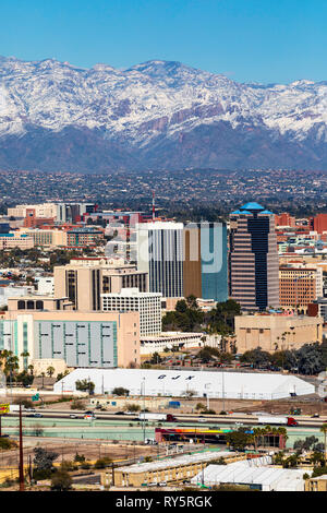 Blick auf die Innenstadt von Tucson, Arizona schneebedeckten Schnee auf der Santa Catalina Bergen in der Ferne. Stockfoto