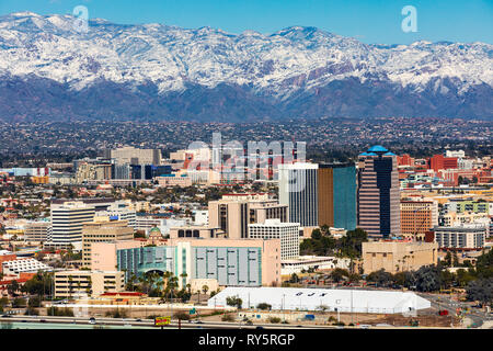 Blick auf die Innenstadt von Tucson, Arizona im Winter, Schnee auf den Santa Catalina Bergen in der Ferne. Stockfoto