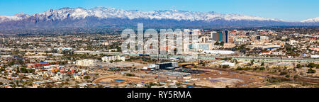 Panorama der Stadt Tucson, schneebedeckte Santa Catalina Berge in der Ferne, Arizona Stockfoto