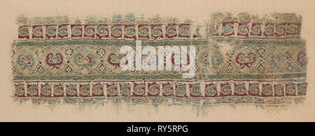 Fragment des Tiraz-Style Textil, 1100. Ägypten, Fatimidische Zeitraum, aus dem 12. Jahrhundert. Tabby Boden mit inwoven Gobelin Ornament; Leinen und Seide; gesamt: 8,5 x 26 cm (3 3/8 x 10 1/4 in Stockfoto