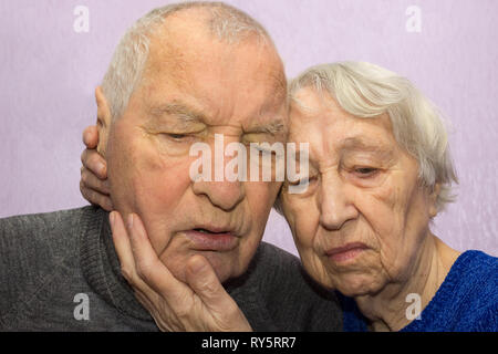 Porträt eines traurigen älteren Paar zu Hause Stockfoto