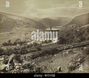 Monumente und Ruinen von Erin: Das Tal von Glendalough, County Wicklow, Irland, C. 1864. William Russell Sedgfield (British, 1826-1902), W. Russell Sedgfield und Thomas Ogle, privat zusammengestellt. Eiweiß Drucken von nassen Collodium negativ; Bild: 24 x 29,3 cm (9 7/16 x 11 9/16 in.); verfilzt: 50,8 x 61 cm (20 x 24 Zoll Stockfoto