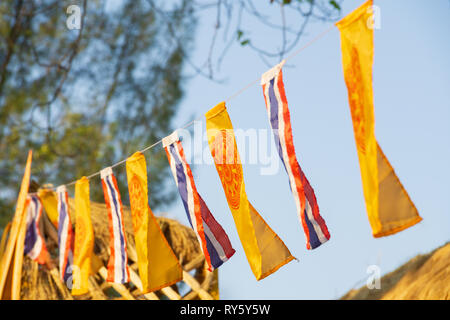 Die Flagge der buddhistischen Königreich Thailand Fahnen und Flaggen auf blauer Himmel am Abend mit dem städtischen Hintergrund. Thailand ist ein beliebter wellkn Stockfoto