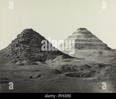 Ägypten, Sinai und Jerusalem: eine Reihe von 20 fotografischen Blick, mit Beschreibungen von Frau Poole und Reginald Stuart Poole: Die Pyramiden von Sakkara, aus dem Nordosten, 1858. Francis Frith (British, 1822-1898), William Mackenzie. Eiweiß Drucken von nassen Collodium negativ; Bild: 38,2 x 47,7 cm (15 1/8 x 18 3/4 in.); verfilzt: 61 x 76,2 cm (24" x 30" Stockfoto