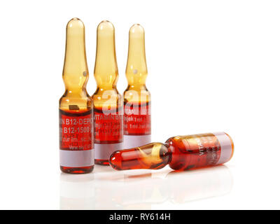 Vitamin B Ampullen auf weißem Hintergrund Stockfoto