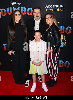 Hollywood, Kalifornien, USA. 11 Mär, 2019. Izabel Araujo, Joey Fatone, Kloey Alexandra Fatone und Briahna Joely Fatone Besuchen die Premiere von Disney s Dumbo am El Capitan Theatre am 11. März 2019 in Los Angeles, Kalifornien. Credit: Tsuni/USA/Alamy leben Nachrichten Stockfoto