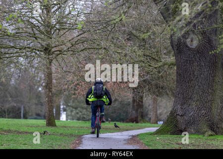 Northampton. Vereinigtes Königreich 12. März 2019. Abington Park. Die Menschen aus der Ausübung dieser Morgen als Sturm Gareth wird erwartet, dass Großbritannien heute zu schlagen, die Windstärke Winde und sintflutartige Regenfälle. Credit: Keith J Smith./Alamy leben Nachrichten Stockfoto