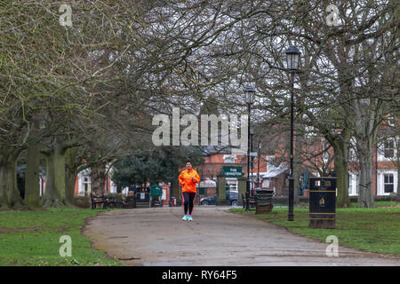 Northampton. Vereinigtes Königreich 12. März 2019. Abington Park. Die Menschen aus der Ausübung dieser Morgen als Sturm Gareth wird erwartet, dass Großbritannien heute zu schlagen, die Windstärke Winde und sintflutartige Regenfälle. Credit: Keith J Smith./Alamy leben Nachrichten Stockfoto